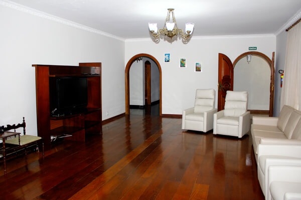 imgi_15_sala_de_tv_unidade1_casa_de_repouso_em_campinas_reviva_seniors_5